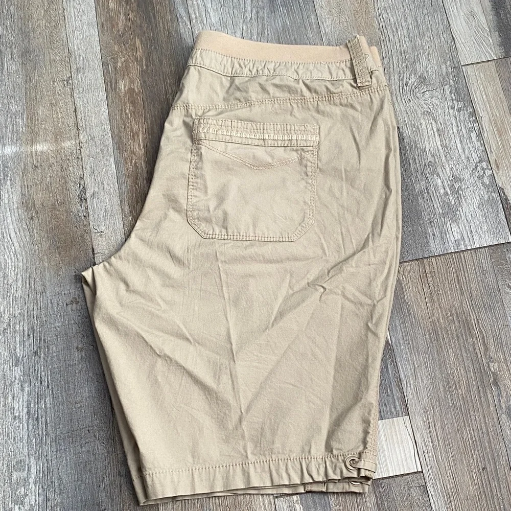 Gloria Vanderbilt Women's Beige Bermuda Shorts